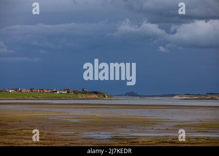 Château de Bamburgh de l'île Sainte de Lindisfarne, Northumberland, Angleterre Banque D'Images