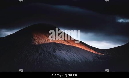 Ciel spectaculaire et nuageux sur le sommet de la montagne, éclairé par la lumière du matin. Paysage paisible sur l'île de Skye, Écosse, Royaume-Uni. Banque D'Images