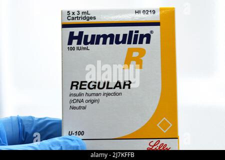 Le Caire, Egypte, janvier 2 2022, Humulin R insuline humaine rDNA 100 UI solution pour injection sous-cutanée ou intraveineuse dans une cartouche utilisée dans le pat diabétique Banque D'Images