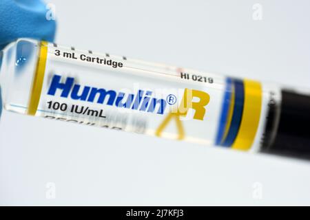 Le Caire, Egypte, janvier 2 2022, Humulin R insuline humaine rDNA 100 UI solution pour injection sous-cutanée ou intraveineuse dans une cartouche utilisée dans le pat diabétique Banque D'Images