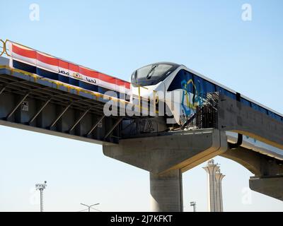 Le Caire, Egypte, novembre 4 2021: Le Caire monorail sur sa piste sur des colonnes en acier et en béton avec le drapeau égyptien devant le train, traduction de Banque D'Images