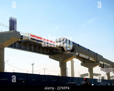 Le Caire, Egypte, novembre 4 2021: Le Caire monorail sur sa piste sur des colonnes en acier et en béton avec le drapeau égyptien devant le train, traduction de Banque D'Images