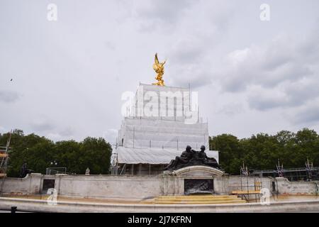 Londres, Royaume-Uni. 09th mai 2022. Des échafaudages sont visibles autour du Victoria Memorial, qui est actuellement en cours de rénovation. Des préparatifs sont en cours autour du Palais de Buckingham pour le Jubilé de platine de la Reine, marquant ainsi le 70th anniversaire de l'accession de la Reine au trône. Un week-end spécial prolongé du Jubilé de platine aura lieu le 2-5 juin. (Photo de Vuk Valcic/SOPA Images/Sipa USA) crédit: SIPA USA/Alay Live News Banque D'Images