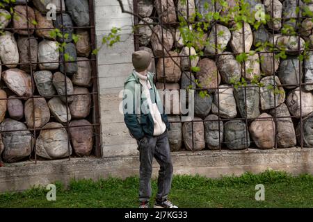 Moscou, Russie. 9th mai 2022. Un jeune homme inspecte le Monument aux prisonniers politiques, aux victimes de régimes totalitaires et aux répressions dans le parc d'art de Moscou, Muzeon, Russie Banque D'Images