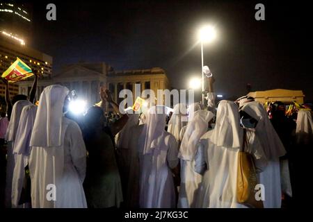 Colombo, Westren, Sri Lanka. 9th mai 2022. Des manifestants pro-gouvernementaux se rassemblent devant la résidence du PM lors d'un affrontement à Colombo. Le président sri-lankais Gotabhaya Rajapakse a déclaré l'état d'urgence alors que les manifestations anti-gouvernementales s'intensifient. Les partisans du parti au pouvoir au Sri Lanka ont pris d'assaut un site de protestation principal à Colombo, attaquant les manifestants anti-gouvernementaux et s'étant affrontés avec la police.les ombres ont ensuite enregistré la reprise correcte de leur manifestation et le moment où elles n'ont pas été diverties. (Credit image: © Hirantha Withanage/Pacific Press via ZUMA Press Wire) Banque D'Images