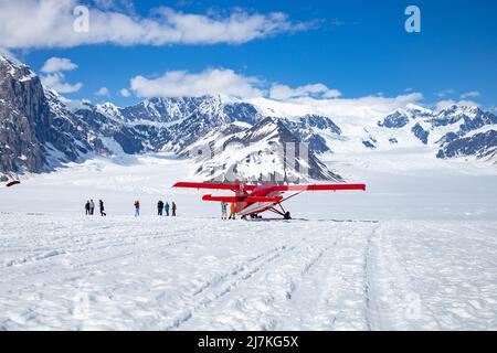Atterrissage sur le glacier Kahiltna avec la compagnie de taxi aérien Talkeetna, parc national Denali, Alaska Banque D'Images