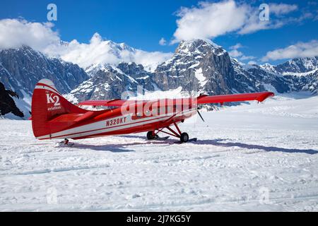 Atterrissage sur le glacier Kahiltna avec la compagnie de taxi aérien Talkeetna, parc national Denali, Alaska Banque D'Images