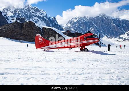 Atterrissage sur le glacier Kahiltna avec la compagnie de taxi aérien Talkeetna, parc national Denali, Alaska Banque D'Images