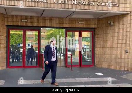 Le député conservateur de Bridgend Jamie Wallis quitte le tribunal des magistrats de Cardiff où il a plaidé non coupable d'avoir omis de s'arrêter après avoir été impliqué dans un accident de voiture l'année dernière. Cet homme de 37 ans, originaire de Cowbridge, dans le sud du pays de Galles, a également nié avoir omis de signaler une collision routière, avoir conduit sans prudence et attention et avoir laissé un véhicule dans une position dangereuse. Date de la photo: Mardi 10 mai 2022. Banque D'Images