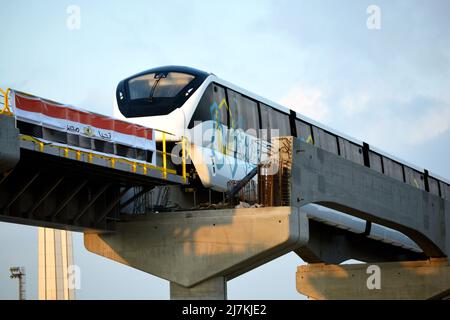 Le Caire, Egypte, novembre 5 2021: Le Caire monorail sur sa piste sur des colonnes en acier et en béton avec le drapeau égyptien devant le train, traduction de Banque D'Images