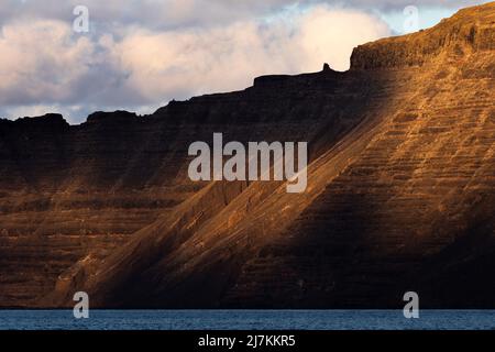 Vue majestueuse sur les falaises rugueuses et hautes sur la mer avec l'océan Banque D'Images