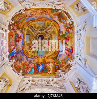 MORCOTE, SUISSE - 25 MARS 2022 : le dôme de l'Oratoire de Saint Antoine de Padoue avec des fresques colorées et de belles sculptures murales, le 25 mars Banque D'Images