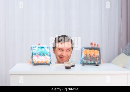 Un drôle d'homme d'âge moyen regarde avec scepticisme les sushis asiatiques de la livraison Banque D'Images