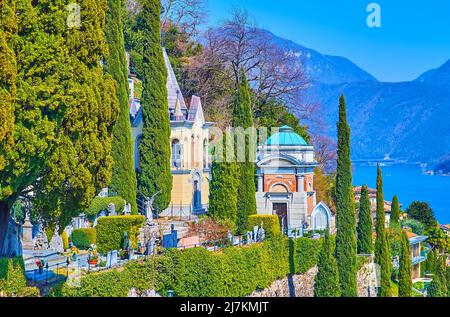 Les anciennes tombes pittoresques du cimetière Monumental dans le jardin topiaire avec de grands cyprès et avec une vue sur le lac de Lugano en arrière-plan, Morcote, Banque D'Images