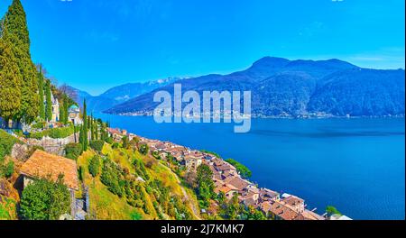 Panorama du village de Morcote avec une pente de montagne verdoyante, couverte de jardins et de toits de tuiles rouges sur la rive du lac de Lugano, en Suisse Banque D'Images