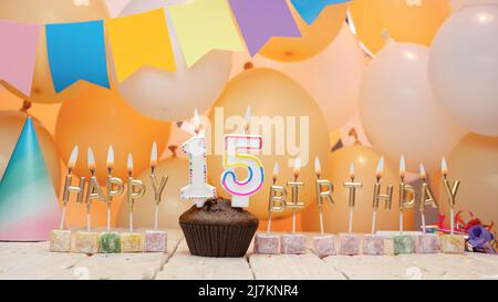 Joyeux anniversaire à un enfant de lettres dorées de bougies allumées sur le fond de mes ballons. Belle carte d'anniversaire Banque D'Images