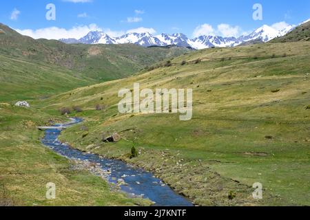 Rivière Escarra avec des montagnes enneigées en arrière-plan, les Pyrénées Huesca. Banque D'Images