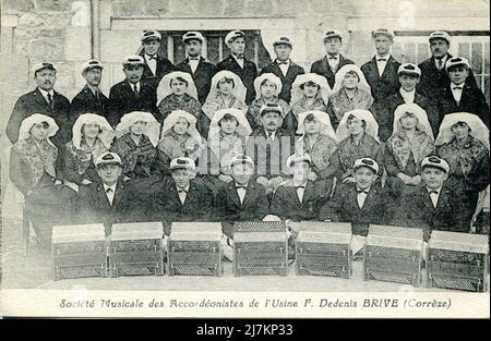 Brive-la-Gaillarde, Société musicale des accordéonistes de l'intérieur F. Dedenis (compagnie musicale des accordéonistes de l'usine F. Dedeni) Département: 19 - Corrèze région: Nouvelle-Aquitaine (anciennement Limousin) carte postale Vintage, fin 19th - début 20th siècle Banque D'Images