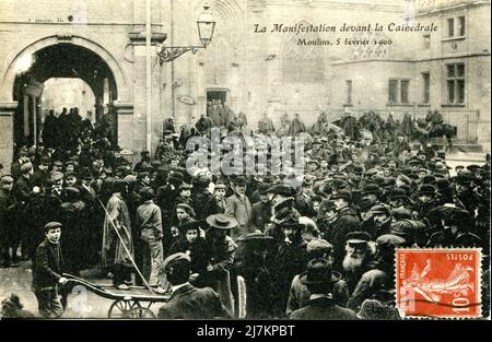 Moulins, manifestation devant la cathédrale le 5 février 1906, dans le cadre de la loi sur la séparation des Eglises et de l'Etat. Département: 03 - Allier région: Auvergne-Rhône-Alpes (anciennement Auvergne) carte postale ancienne Banque D'Images