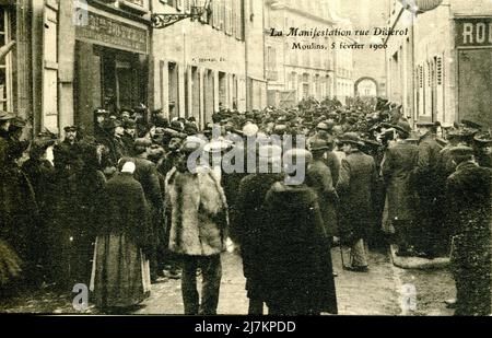 Moulins, manifestation sur la rue Diderot le 5 février 1906, dans le cadre de la loi sur la séparation des Eglises et de l'Etat. Département: 03 - Allier région: Auvergne-Rhône-Alpes (anciennement Auvergne) carte postale ancienne Banque D'Images