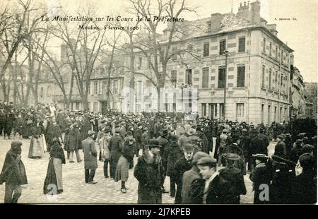 Moulins, manifestation sur le cours de la Préfecture le 5 février 1906, dans le cadre de la loi sur la séparation des Eglises et de l'Etat. Département: 03 - Allier région: Auvergne-Rhône-Alpes (anciennement Auvergne) carte postale ancienne Banque D'Images