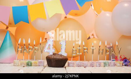 Joyeux anniversaire à un enfant de lettres dorées de bougies allumées sur le fond de mes ballons. Belle carte d'anniversaire Banque D'Images