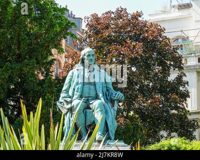 Statue de bronze, de John J Boyle, représentant Benjamin Franklin à la cour française en 1778, et représentant l'amitié durable entre les Etats-Unis et les Français, Paris, France. Banque D'Images