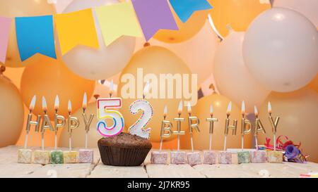 Joyeux anniversaire à un enfant de lettres dorées de bougies allumées sur le fond de mes ballons. Belle carte d'anniversaire Banque D'Images