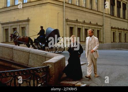 Secrets partagés avec un étranger Ispoved neznakomtsu année: 1994 - France / Russie / Italie Directeur: Georges Bardawil Sandrine Bonnaire, William Hurt Banque D'Images