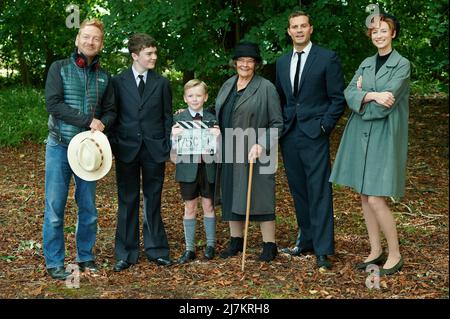 Belfast année : 2021 Royaume-Uni Directeur : Kenneth Branagh Kenneth Branagh, Lewis McAskie, Jude Hill, Judi Dench, Jamie Dornan, Photo de Caitríona Balfe Banque D'Images