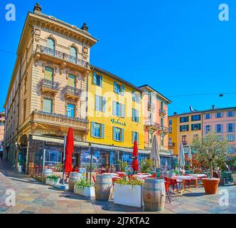 LUGANO, SUISSE - 25 MARS 2022 : Panorama de la place Piazza della Riforma avec restaurants et cafés extérieurs, le 25 mars à Lugano Banque D'Images