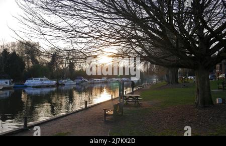 La rivière Yare fait partie des Norfolk Broads au crépuscule avec des bateaux amarrés, Thorpe St Andrew, Norwich, Norfolk, Angleterre, ROYAUME-UNI Banque D'Images