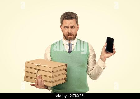un homme d'affaires confus tient des dossiers avec des documents montrant l'écran du téléphone, l'espace de copie, la communication. Banque D'Images