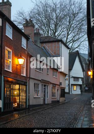 Elm Hill à Dusk avec magasins éclairés à l'intérieur et lanternes illuminées, Norwich, Norfolk, Angleterre, Royaume-Uni Banque D'Images