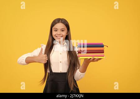 librairie. littérature éducative pour enfants. enfant intellectuel dépassé. pouce vers le haut. Banque D'Images