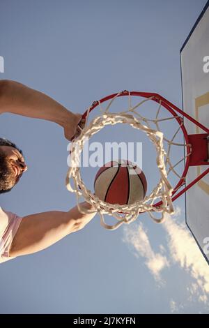 slam dunk in motion. vue du dessus. activité estivale. homme avec ballon de basket-ball sur le terrain. Banque D'Images