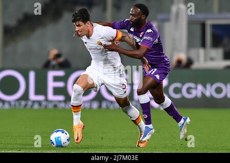 Florence, Italie. 09th mai 2022. Roger Ibanez Da Silva (EN tant que Roma) et Jonathan IKONE (ACF Fiorentina) pendant ACF Fiorentina vs AS Roma, football italien série A match à Florence, Italie, mai 09 2022 crédit: Agence de photo indépendante/Alamy Live News Banque D'Images