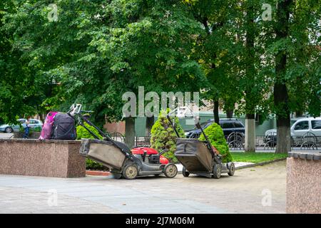 deux tondeuses se trouvent dans la rue de la ville. Banque D'Images