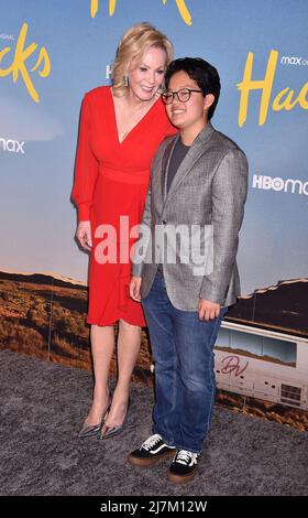 LOS ANGELES, CA - 09 MAI : (G-D) Jean Smart et Forrest Gilliland assistent à la première de la saison 2 de la chaîne HBO Max's 'Hackss' au DGA Theatre Complex Banque D'Images