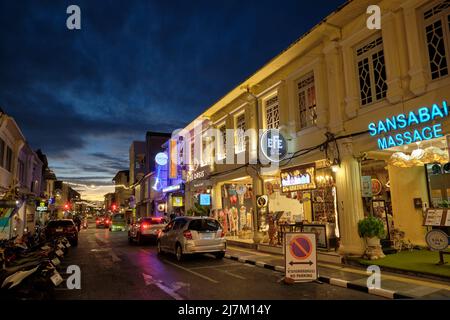 Les vieux magasins et restaurants sino-portugais rénovés de Thalang Road, dans la vieille ville de Phuket, en Thaïlande, s'illuminent au coucher du soleil Banque D'Images