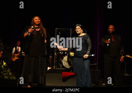 MIAMI, FL - 08 MAI : Shirley Caesar, se produit en direct sur scène lors d'une fête de la fête des mères au James L. Knight Centre le 08 mai 2022 à Miami, en Floride. (Photo de JL/Sipa USA) crédit: SIPA USA/Alay Live News Banque D'Images