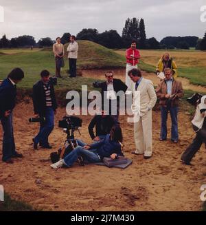 Die Kette, deutscher Kriminalfilm in zwei Teilen nach einem Drehbuch von Francis Durbridge, Regie: Rolf von Sydow, Deutschland, 1977, am set: Regisseur Rolf von Sydow mit Harald Leipnitz und Filmteam während der Dreharbeiten auf dem Golfplatz. Film de la criminalité allemande en deux parties, basé sur un scénario de Francis Durbridge, réalisé par Rolf von Sydow, Allemagne, 1977, sur le terrain: le réalisateur Rolf von Sydow avec Harald Leipnitz et l'équipe du film pendant le tournage sur le terrain de golf Banque D'Images