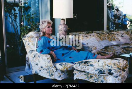 Hollywood, ich komme, deutscher Fernsehfilm, Deutschland, 1980, Regie: Ralf Gregan, im Bild: Filmstar ZSA ZSA Gabor während der Dreharbeiten in ihrer Villa à Beverly Hills. Hollywood, ich komme, film TV allemand, Allemagne, 1980, Réalisé par Ralf Gregan, sur la photo: La star de cinéma ZSA ZSA Gabor pendant le tournage dans sa Villa à Beverly Hills. Banque D'Images