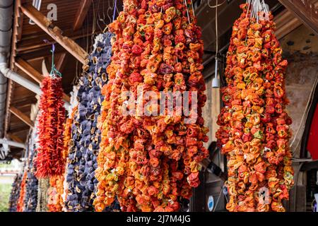 Piments et tomates séchés suspendus - tomates, poivrons et aubergines turcs marinés au soleil dans le bazar traditionnel de Gaziantep Banque D'Images