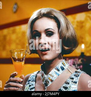 Doris Bierett, deutsche Sängerin, Sauspielerin und Kabarettistin, Portraitaufnahme in Deutschland, vers 1973. Doris Bierett, actrice, chanteuse et artiste de cabaret allemande, photographie de portrait en Allemagne, vers 1973. Banque D'Images