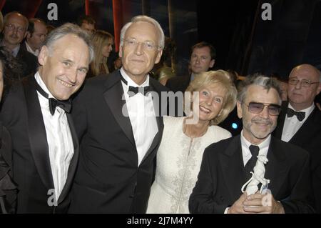 Max Streibl, Ministerpräsident Edmund Stoiber mit Ehefrau Karin und Himar Tate BEI der Verleihung des Bayerischen Filmpreises à München, Allemagne 2003. Banque D'Images