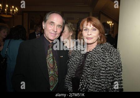 Michael Verhoeven und Senta Berger BEI der Verleihung der Goldenen Kamera à Berlin, Allemagne 2003. Banque D'Images