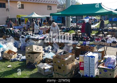 VERKHOVYNA, UKRAINE - 7 MAI 2022 - des chaussures sont en vente sur un marché improvisé dans le village de Verkhovyna, dans la région d'Ivano-Frankivsk, dans l'ouest de l'Ukraine. Ce pho Banque D'Images