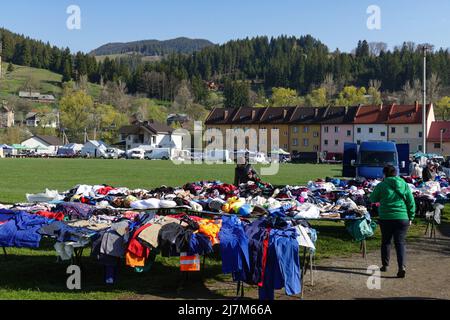 Non exclusif: VERKHOVYNA, UKRAINE - 7 MAI 2022 - les vêtements sont vendus sur un marché improvisé dans le village de Verkhovyna, région d'Ivano-Frankivsk, ouest de l'UKR Banque D'Images