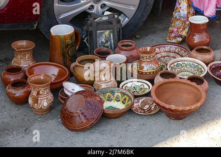 Non exclusif: VERKHOVYNA, UKRAINE - 7 MAI 2022 - des cruches et des bols en argile décorés d'ornements folkloriques ukrainiens sont en vente sur un marché improvisé dans Banque D'Images